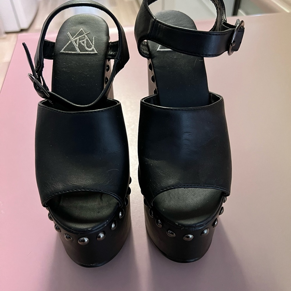 YRU studded platform